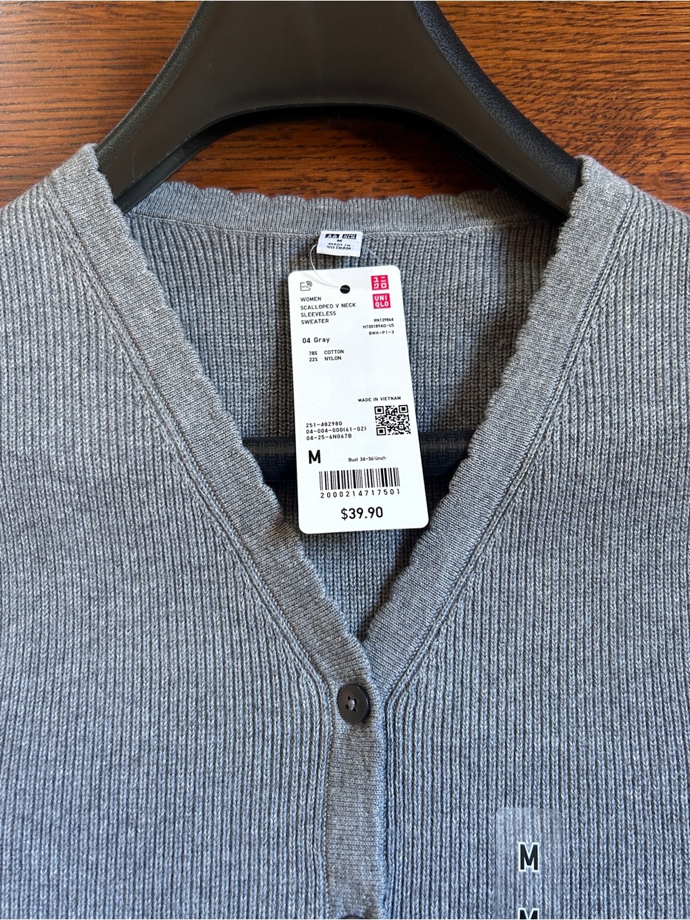 Uniqlo Gray Scalloped V-neck Sweater Vest Small NWT - Picture 3 of 10